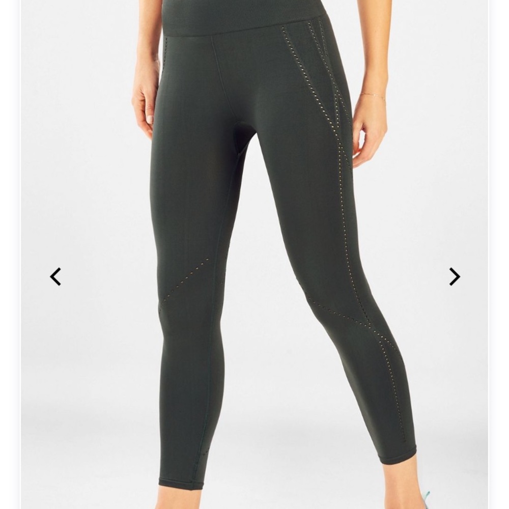 NWT Fabletics high waisted seamless dot Capri